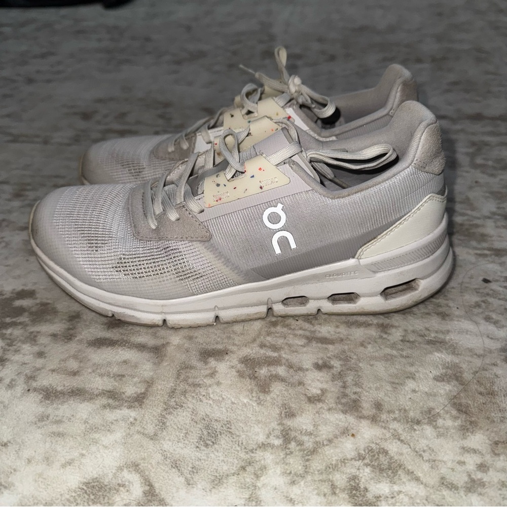 Oncloud Women’s Tennis shoes Women’s 7 Like New barely worn too small for me